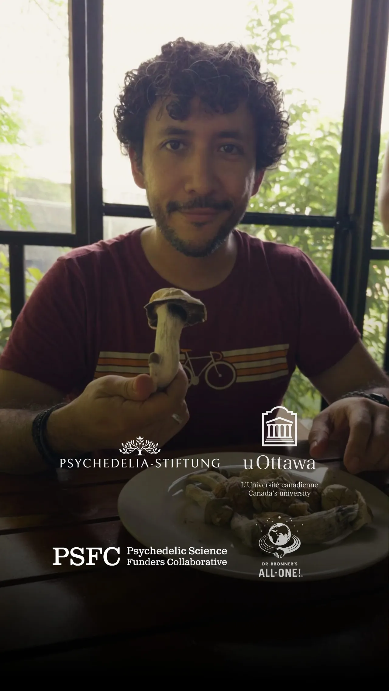 Mitgründer mit einem Pilz in der Hand, aufgenommen in Jamaika